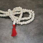 Mala buddyjska / 108 paciorków / kość ażurowa / 9mm / Nepal