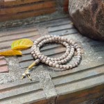 Mala z Bodhgayi z mantrą / kość / 108 korali / 8mm / Indie