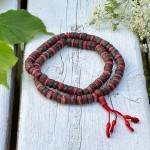 Mala buddyjska 108 / kość barwiona na ciemnoczerwono / inkrustowana / Nepal