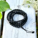 Mala buddyjska 108 korali / czarna lawa wulkaniczna / czarny sznurek / 8mm / Nepal