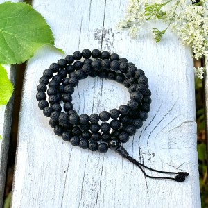 Mala buddyjska 108 korali / czarna lawa wulkaniczna / czarny sznurek / 8mm / Nepal