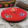 podstawka-pod-kadzidła-symbol-om-czerwona-nepal-1.jpg