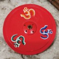 podstawka-pod-kadzidła-symbol-om-czerwona-nepal-3.jpg