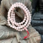 Mala buddyjska 108 / kwarc różowy 8 mm / chwost czerwony / z Boudhanath 