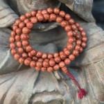 mala modlitewna 108 piasek pustyni / 7,5 mm / bordowy chwost / japamala z Nepalu