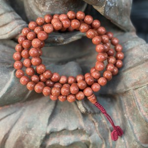 mala modlitewna 108 piasek pustyni / 7,5 mm / bordowy chwost / japamala z Nepalu