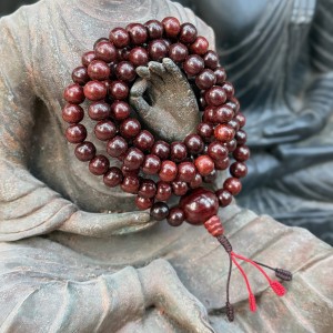mala modlitewna 108 z dużym paciorkiem guru / drzewo różane / 8,5 mm  / japamala z Nepalu