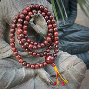 mala modlitewna 108 z dużym paciorkiem guru / drzewo różane / 8,5 mm  / japamala z Nepalu