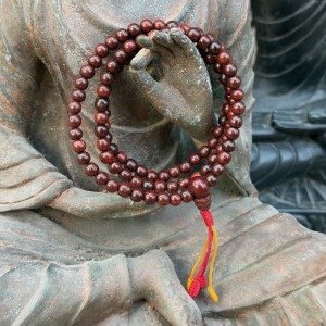 nieduża mala modlitewna 108 / drzewo różane /  5,5 mm  / japamala z Nepalu