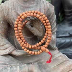 niewielka mala modlitewna 108 / pachnące drzewo sandałowe / 5,5 mm / czerwony chwost / nepalska