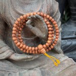 niewielka mala modlitewna 108 / pachnące drzewo sandałowe / 5,5 mm / żółty chwost / nepalska