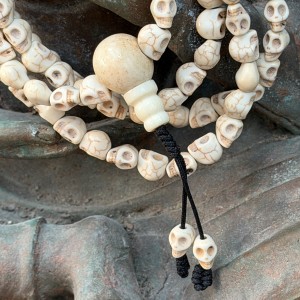 mala modlitewna / 108 paciorków / howlit  / czaszki / czarny sznurek / z Kathmandu