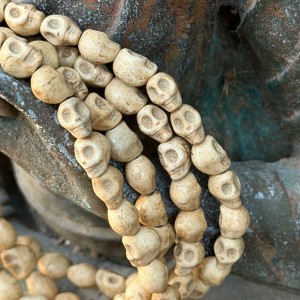 mala modlitewna / 108 paciorków / howlit  / czaszki / brązowy sznurek / z Kathmandu