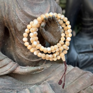 mala modlitewna / 108 paciorków / beżowa masa perłowa 5mm / brązowy sznurek / z Kathmandu