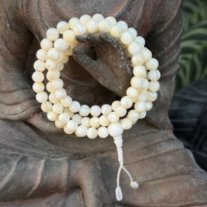 mala modlitewna / 108 paciorków / kremowa masa perłowa 7,5 mm / biały chwost / z Kathmandu