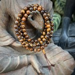 Buddyjska mala 108 / tygrysie oko / 8 mm / brązowy chwost / Nepal