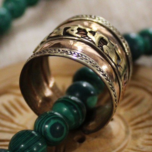 Duży pierścionek miedziany ze wzorami z mosiądzu.JPG