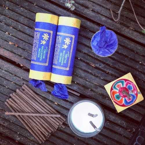 Jakie akcesoria są potrzebne do kadzidełek?.jpg